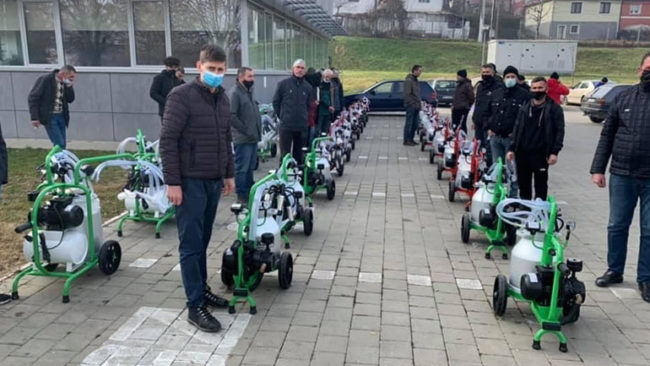 Komuna e Kamenicës u shpërndanë 25 fermerëve makina mjelëse për lopë qumshtore