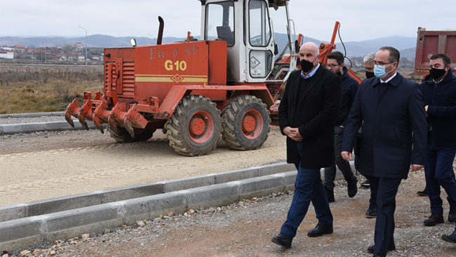 Ministri Krasniqi vizitoi punimet në Zonën Ekonomike të Vitisë