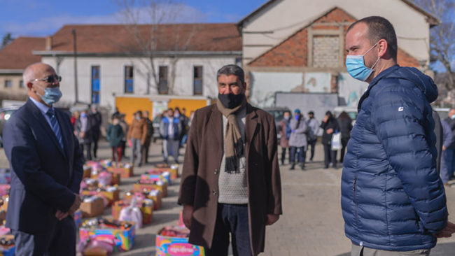 Shoqata Humanitare “Bereqeti” dhuron pako ushqimore për familjet me asistencë sociale në Kamenicë