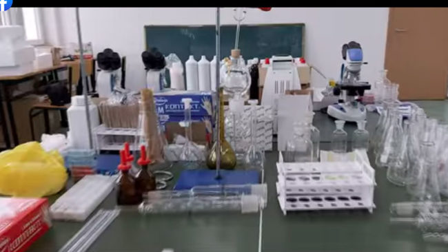 Shkollat furnizohet me pajisje laboratorike për lëndën e kimisë dhe biologjisë