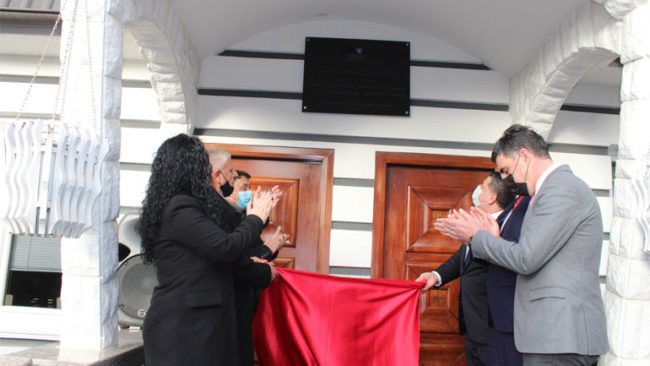 Në Gjilan vendoset pllaka e falënderimit e shtëpisë-shkollë në shtëpinë e Ukshin Rexhepit