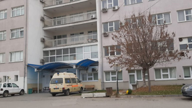 Dhjetë pacientë me Covid, po trajtohen në ShSKUK