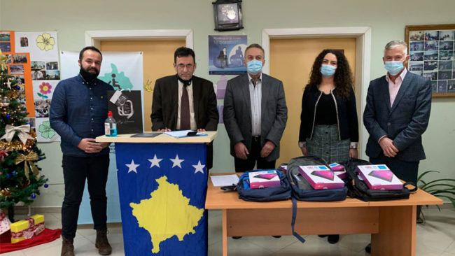 Handikos në Gjilan shpërndan tableta për fëmijët me aftësi të kufizuara
