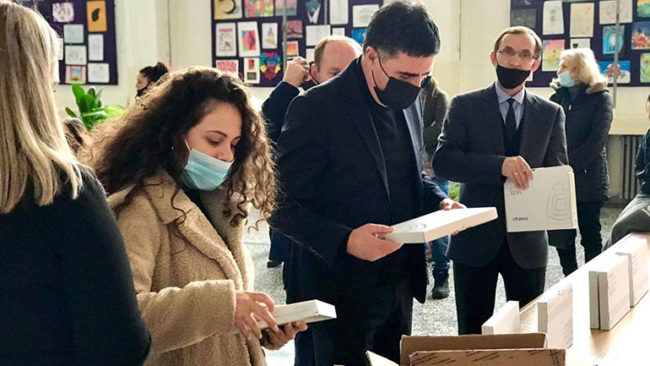Gjilani shpërndan tabletë për nxënësit me nevoja të veçanta në disa shkolla