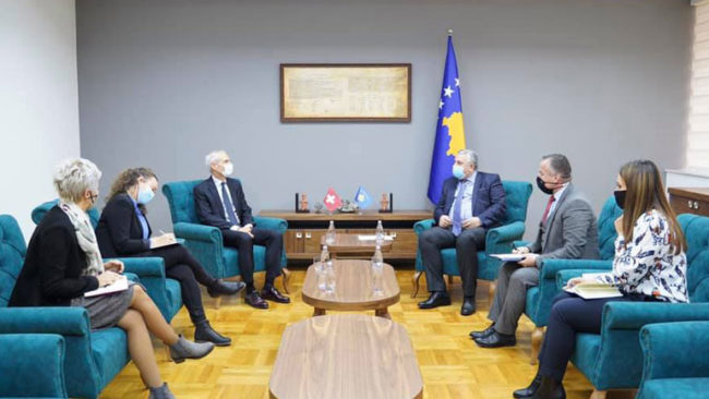 Ministri Veliu priti në takim njoftues ambasadorin zviceran në Kosovë