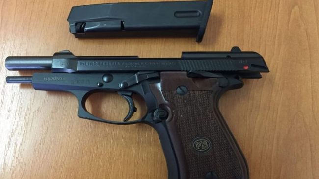 Policia arreston pesë persona që dyshohet të jenë të përfshirë në një “tentim grabitjeje”