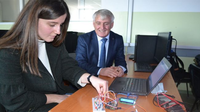 Studentja e UKZ-së Albionë Leci ka realizuar një sistem elektronik që monitoron autoparkingjet
