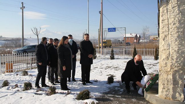 Kryetari Haliti në shenjë respekti vendosi lule në memorialin e Beau Biden