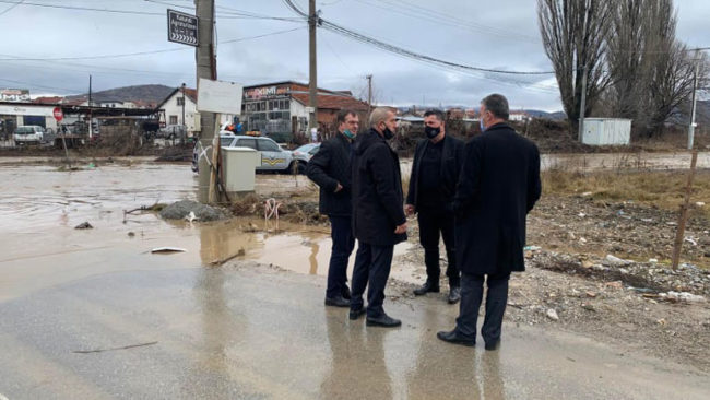 Kryetari Haziri del në terren për të parë nga afër gjendjen pas vërshimeve