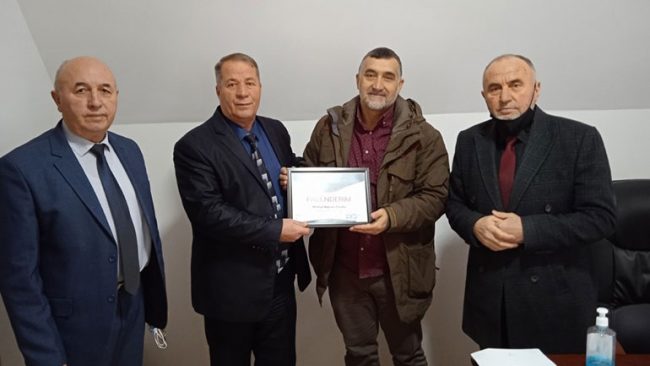 Mevlud Bajram Zharku, sipërmarrës dhe kompania “Beton & MB”, falënderohen nga autoritetet e Komunës së Vitisë për humanitet