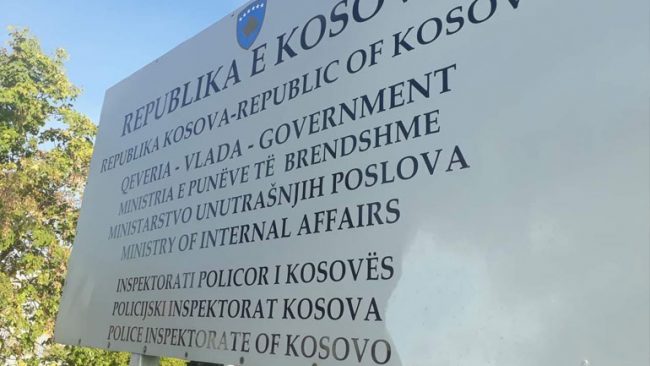 Vetdorëzohet e më pas arrestohet një zyrtar policor