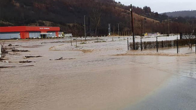 Nga vërshimet ka dëme edhe në Kamenicë (FOTO)