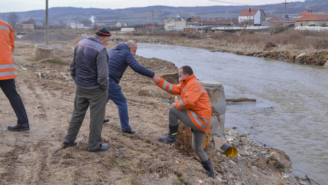 Kryetari Kastrati së bashku me zyrtarë komunal vizitojnë fshatin Koretin, pas vërshimeve