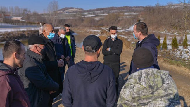 Pas punimeve në terren, kryetari Kastrati viziton fshatin Koretin