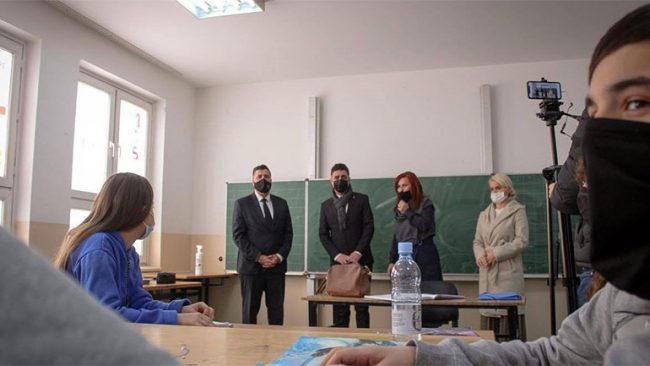 Haziri: Jemi krenarë që po normalizohet mësimi në shkollat e Gjilanit