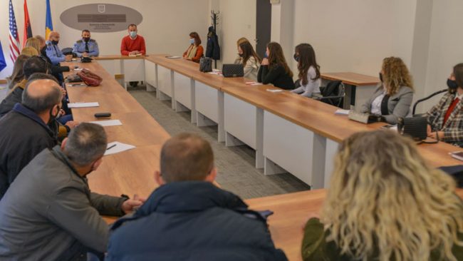 Diskutohet për çështjen e sigurisë në shkolla në Komunën e Kamenicës