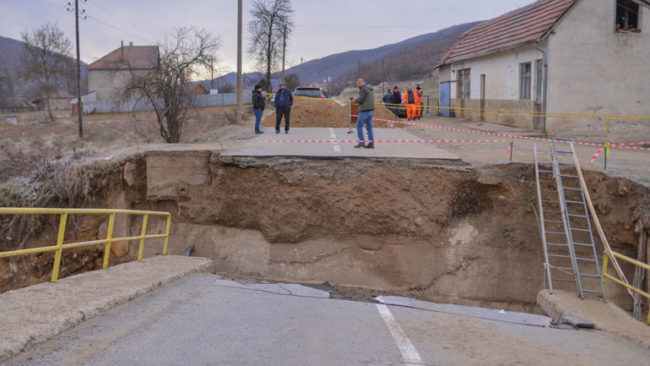 Pas vërshimeve të fundit janë dëmtuar tetë ura në Kamenicë