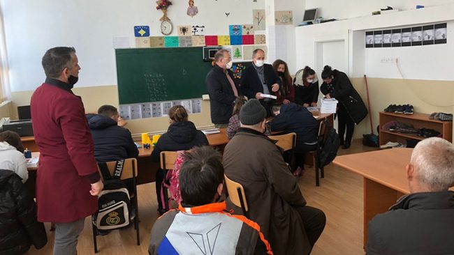 U shpërndanë 45 tabletë për nxënësit e shkollave vitiase