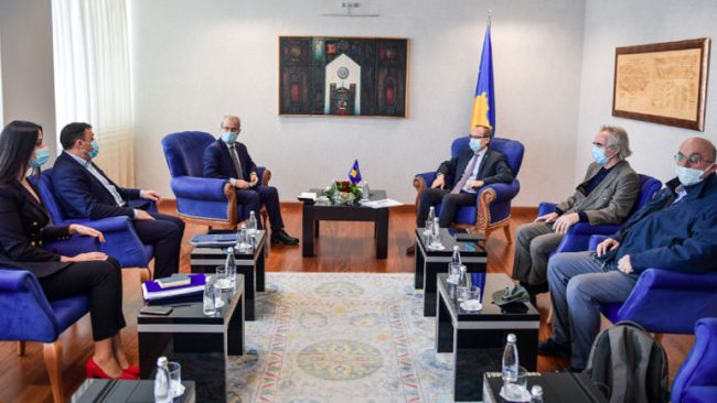 Ministri Likaj informon kryeministrin Hoti për mbarëvajtjen e procesit mësimor