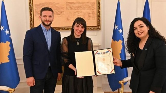 U.d. Presidentja Osmani dekoroi me Medaljen Presidenciale të Meritave regjisoren Blerta Basholli