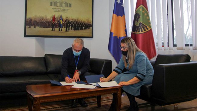 Komuna e Prishtinës ia dhuron FSK-së 38 automjete