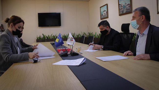 Gjilani nënshkruan memorandum me Islamic Relief Kosova për mbështetje ndaj familjeve bujqësore