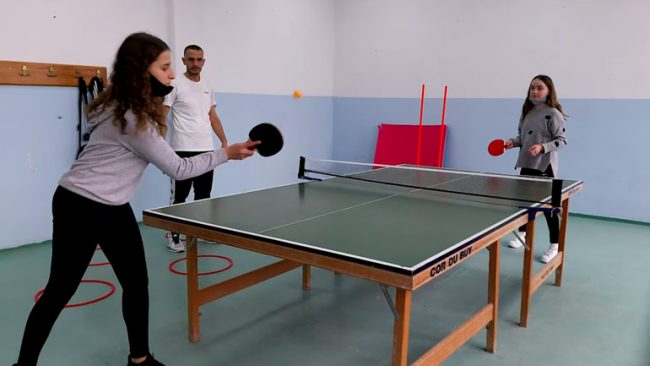 Komuna e Kamenicës shpërndanë pajisje sportive në shkolla
