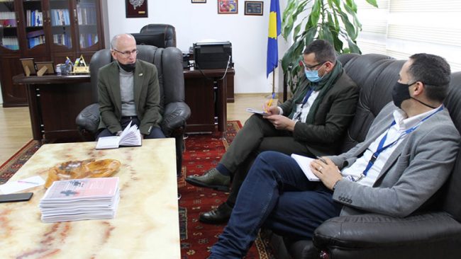 Kryetari i Gjykatës në Gjilan, Ramiz Azizi pret në takim zyrtarët e OSBE-së