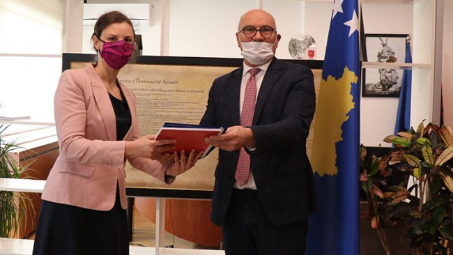 Ministrja Artane Rizvanolli pranon detyrën nga Muharrem Nitaj