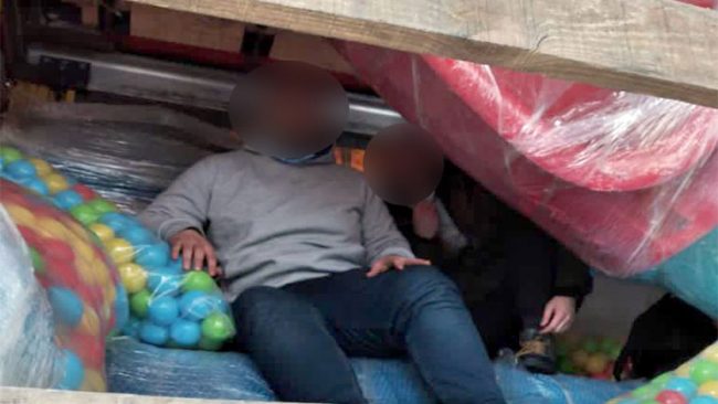 Ndalohen në kufi emigrantë ilegal të fshehur në një kamion që transportonte mallra (lodra fëmijësh)