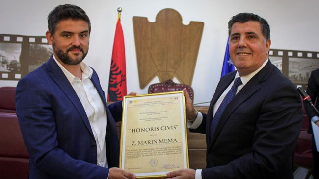 Kryetari Haziri i dorëzon çmimin “Qytetar Nderi i Gjilanit” gazetarit të njohur shqiptar, Marin Mema