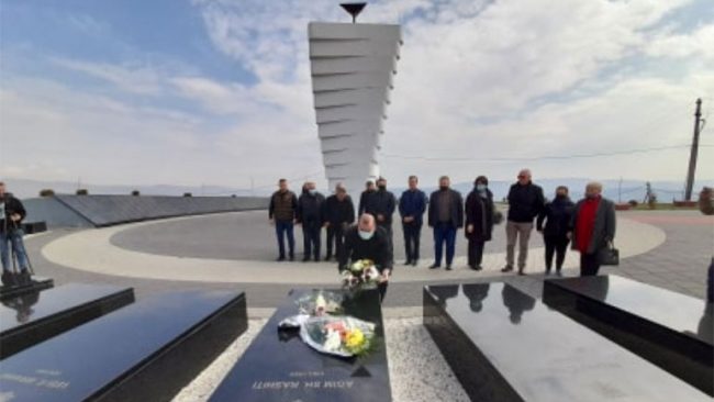 Homazhe te varrezat e dëshmorëve dhe busti i dëshmorit Agim Rashiti