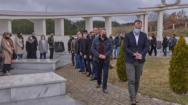 Homazhe tek varrezat e dëshmorëve për nder të Epopesë së Ushtrisë Çlirimtare të Kosovës