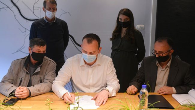 Komuna e Kamenicës dhe MPL nënshkruajnë marrëveshjen trepalëshe për Grantin e Performancës