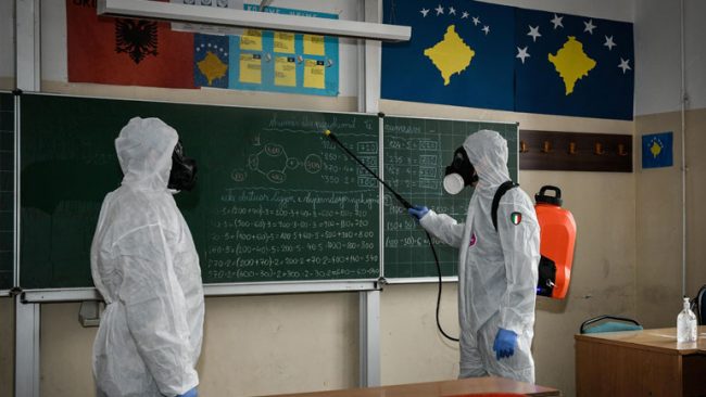 Dy ekipe italiane kryen operacione dezinfektimi