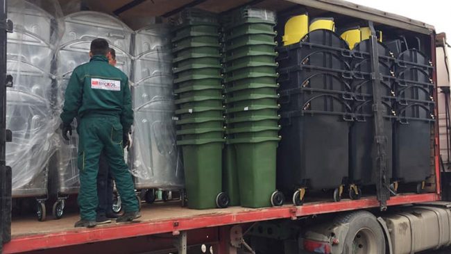 Banorët e fshatit Kolloleq, furnizohen me kontejner 120 litra