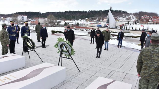 Kryeministri Kurti bëri homazhe te Kompleksi Memorial “Adem Jashari” në Prekaz