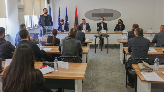 Kuvendi Komunal ndan mirënjohje për fotografin Arian Mavriqi