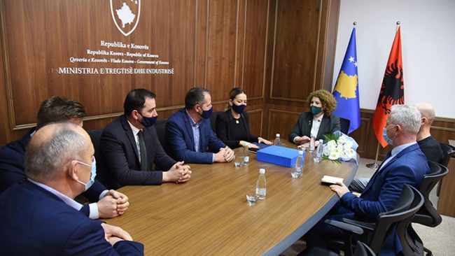 Rozeta Hajdari pranon detyrën e ministres