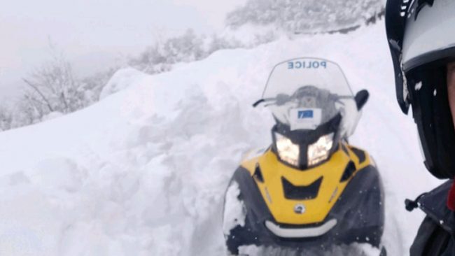 Disa persona hasin në vështirësi në Bjeshkët e Zhurit si pasojë e dëborës, shpëtohen me moto-sajë nga Policia Kufitare