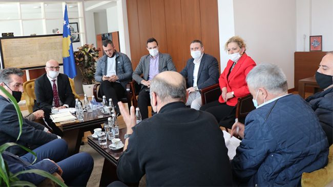 Ministri Nitaj priti në takim drejtorët e kompanive për menaxhimin e mbeturinave