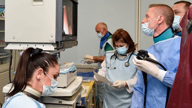 Pacientit i hiqet një tumor me përmasa të mëdha i shfaqur në zorrën e trashë
