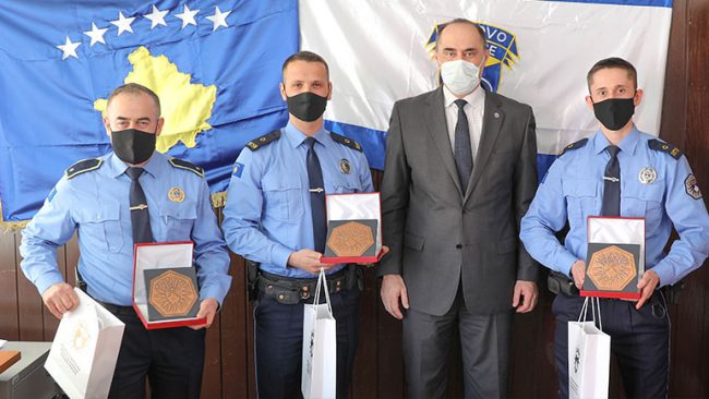Nderohen zyrtarët policorë të cilët intervenuan në incidentin e zjarrit në një ndërtesë kolektive