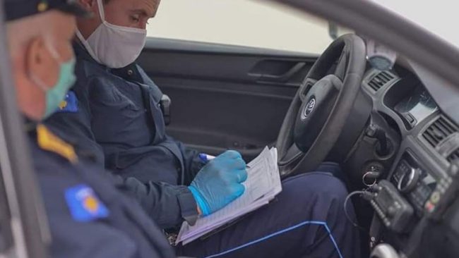 Gjoba 500 eurosh për personat me COVID-19 që thyejnë izolimin