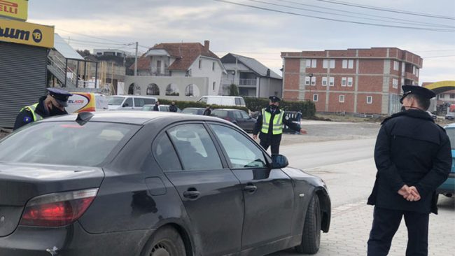 Policia shqipton 829 gjoba në bazë të ligjit për pandeminë dhe 965 gjoba trafiku