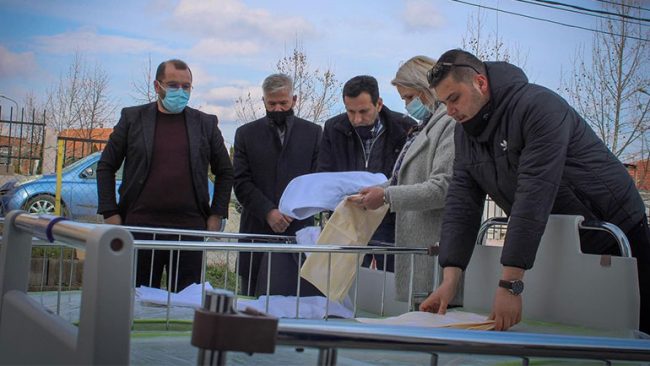 Gjilani pranon 80 shtretër e pajisje teknologjike, donacion i bashkatdhetarit Mehmet Sopa