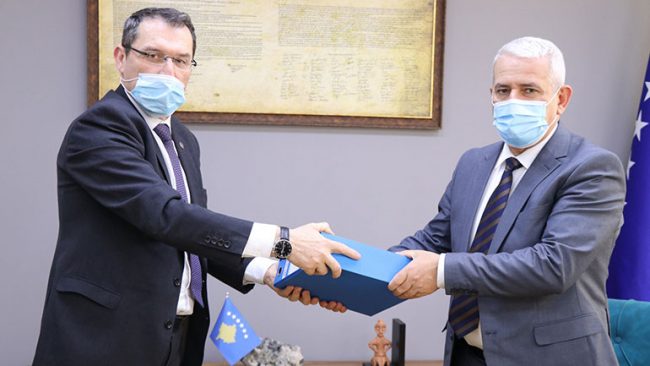 Ministri i Punëve të Brendshme Xhelal Sveçla pranon zyrtarisht detyrën