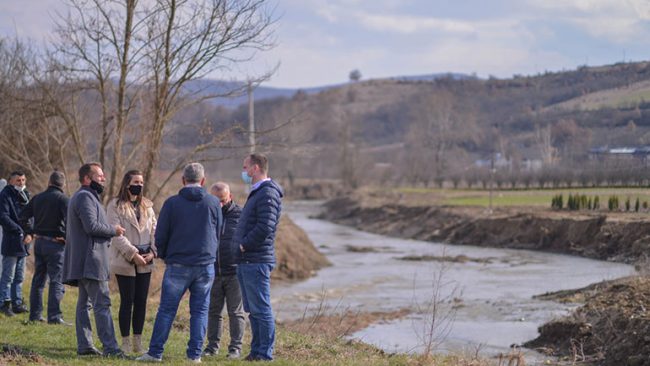 Kryetari i Kamenicës përgëzon banorët e fshatit Topanicë për pastrimin e lumit