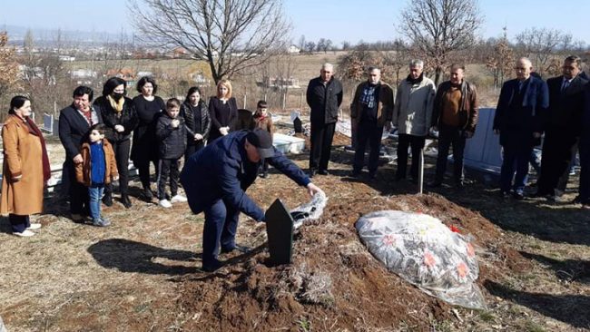 Kryetari i Vitisë me rastin e 7 Marsit, vendos kurora lulesh në varret e disa mësimdhënësve të ndjerë