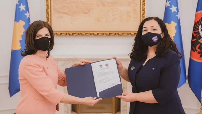 Presidentja Osmani ia dorëzoi kopjen e dekoratës “Urdhri Hero i Kosovës” familjes së Agim Ramadanit